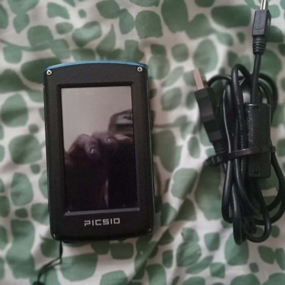 JVC Picsio water proof full HD hdmi includes 8gb sandisk sd card